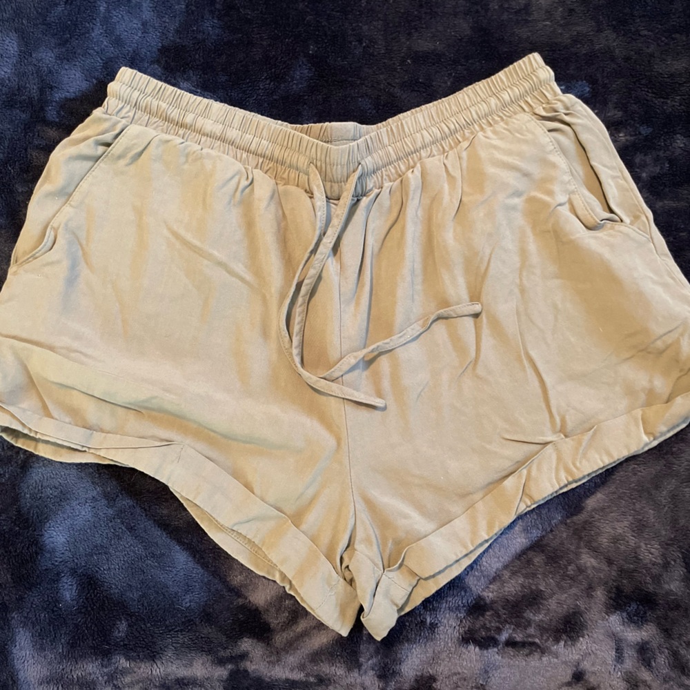 High waisted green light brown shorts